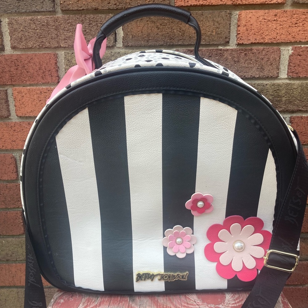 A beautiful travel bag. Used 2 times.